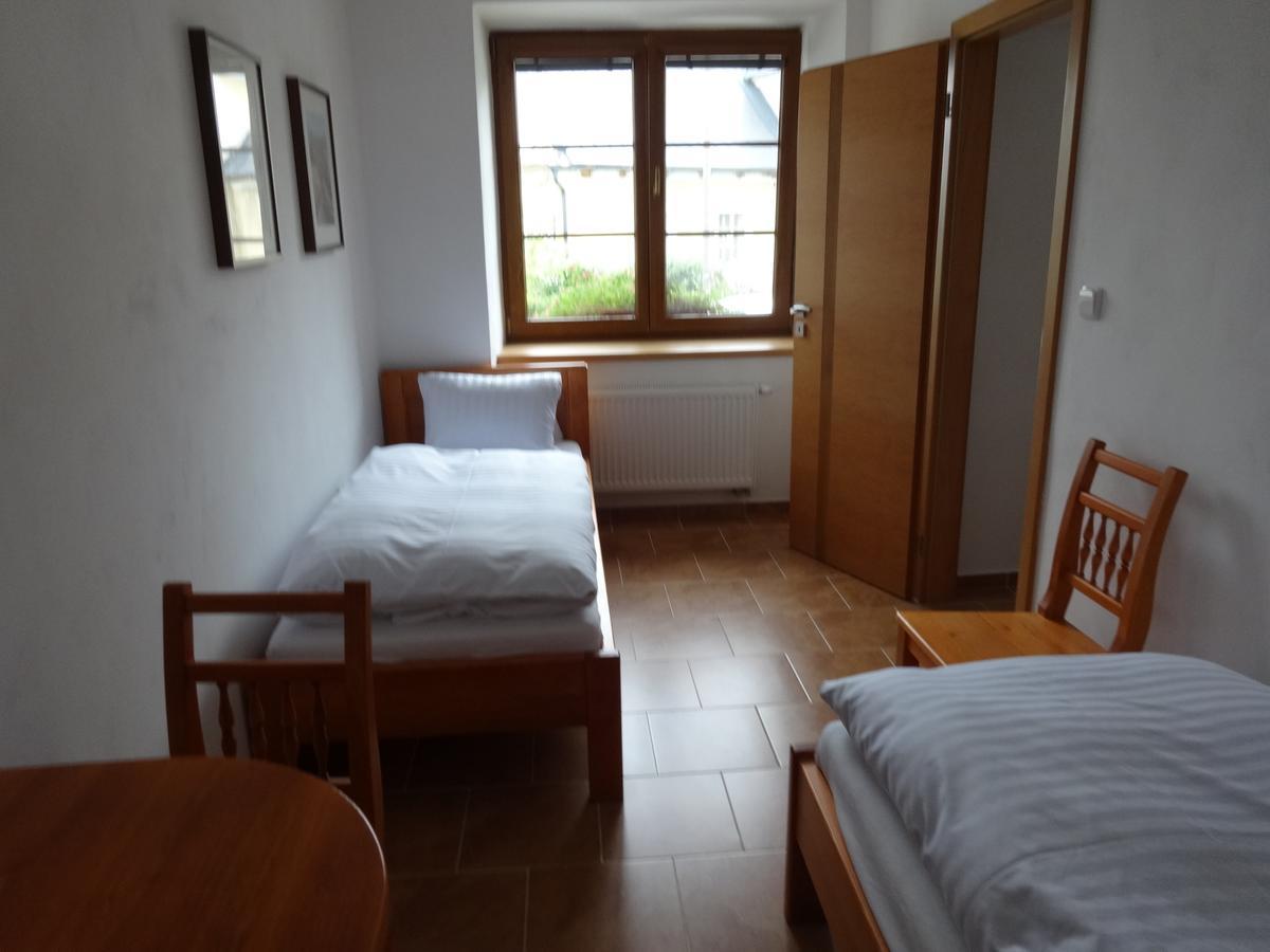 Hostinec U Janatu S Ubytovanim Cestin Zimmer foto